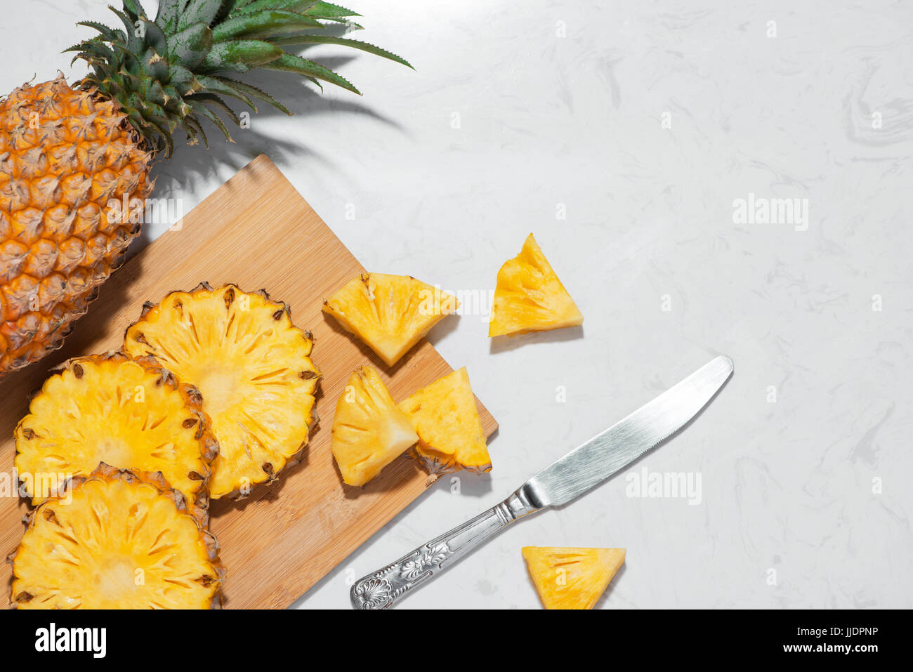 Draufsicht der frisch geschnittenen Ananas auf Marmor Hintergrund. Stockfoto