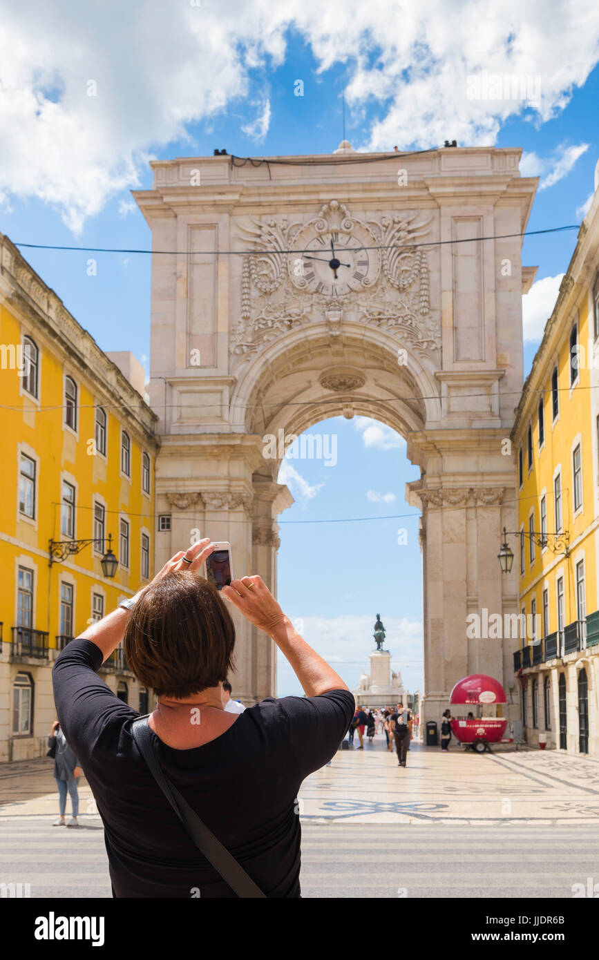 Lissabon Arco da Rua Augusta, Ansicht einer weiblichen Touristin, die ein Foto des Arco da Rua Augusta im Baixa-Viertel im Zentrum von Lissabon, Portugal, macht Stockfoto