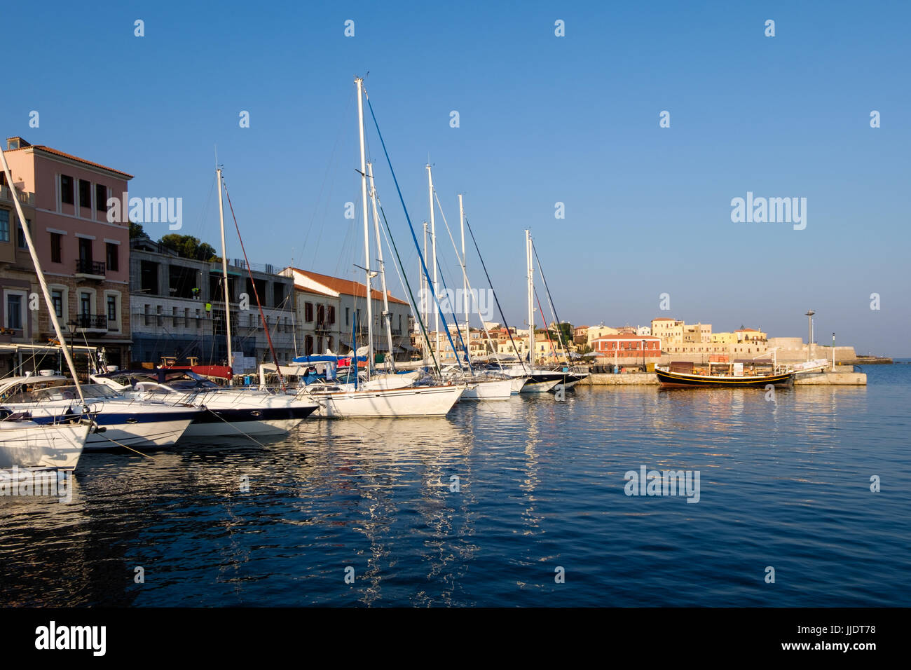 Der alte Hafen in Chania, Kreta. Segelyachten, ruhige See und klaren Himmel. Sommer Stockfoto