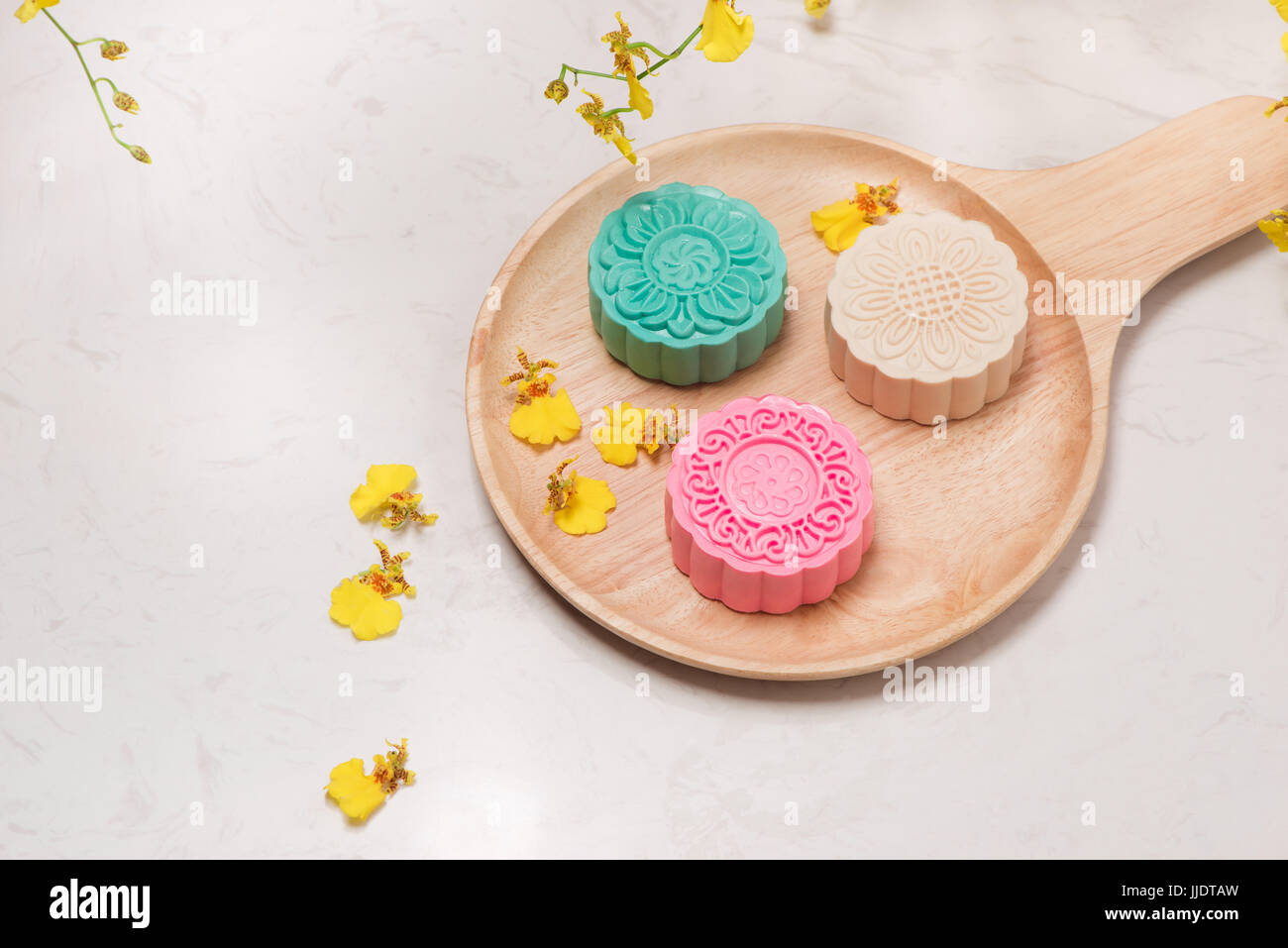 Traditionelle Mooncakes am gedeckten Tisch. Verschneite Haut Mooncakes. Chinesische Mitte Herbst Festival Lebensmittel. Stockfoto