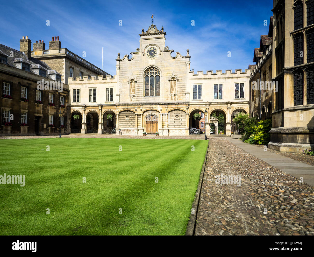 Cambridge - Clock Tower und Rasenflächen von Peterhouse College, einem Teil von der University of Cambridge. Das College wurde im Jahre 1284 gegründet. Stockfoto
