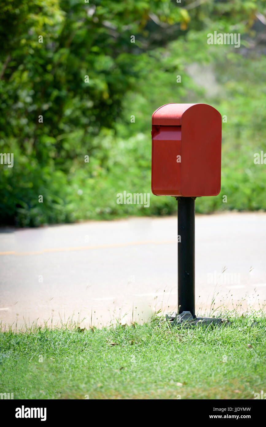 Roten Briefkasten auf der Straße. Stockfoto