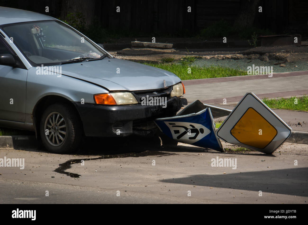 ein betrunkener Fahrer lief das Stop-Schild auf den Zebrastreifen. Der Unfall in der Stadt unterwegs Stockfoto