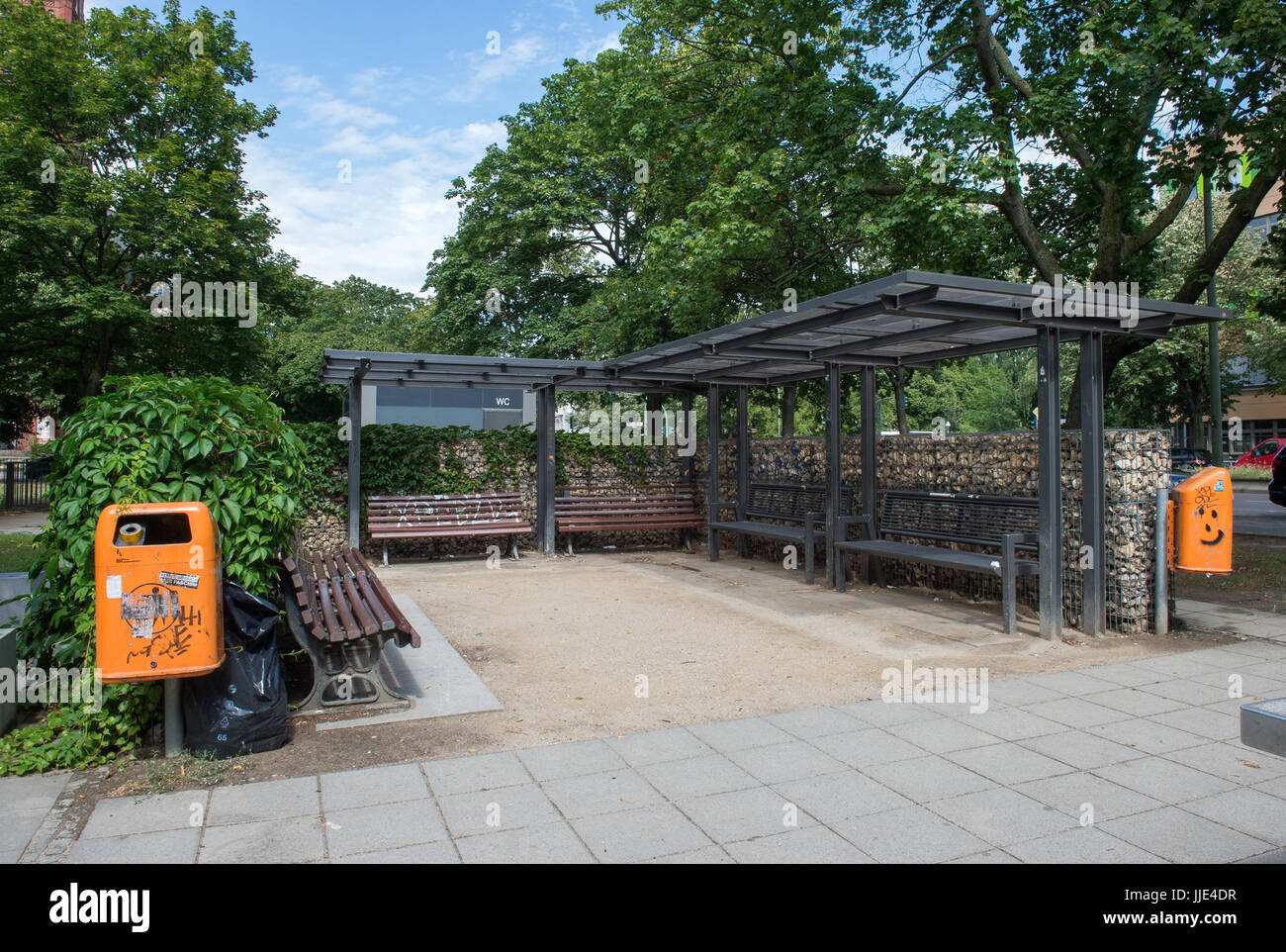 Berlin, Deutschland, Parkbaenke auf dem Leopoldplatz Stockfoto