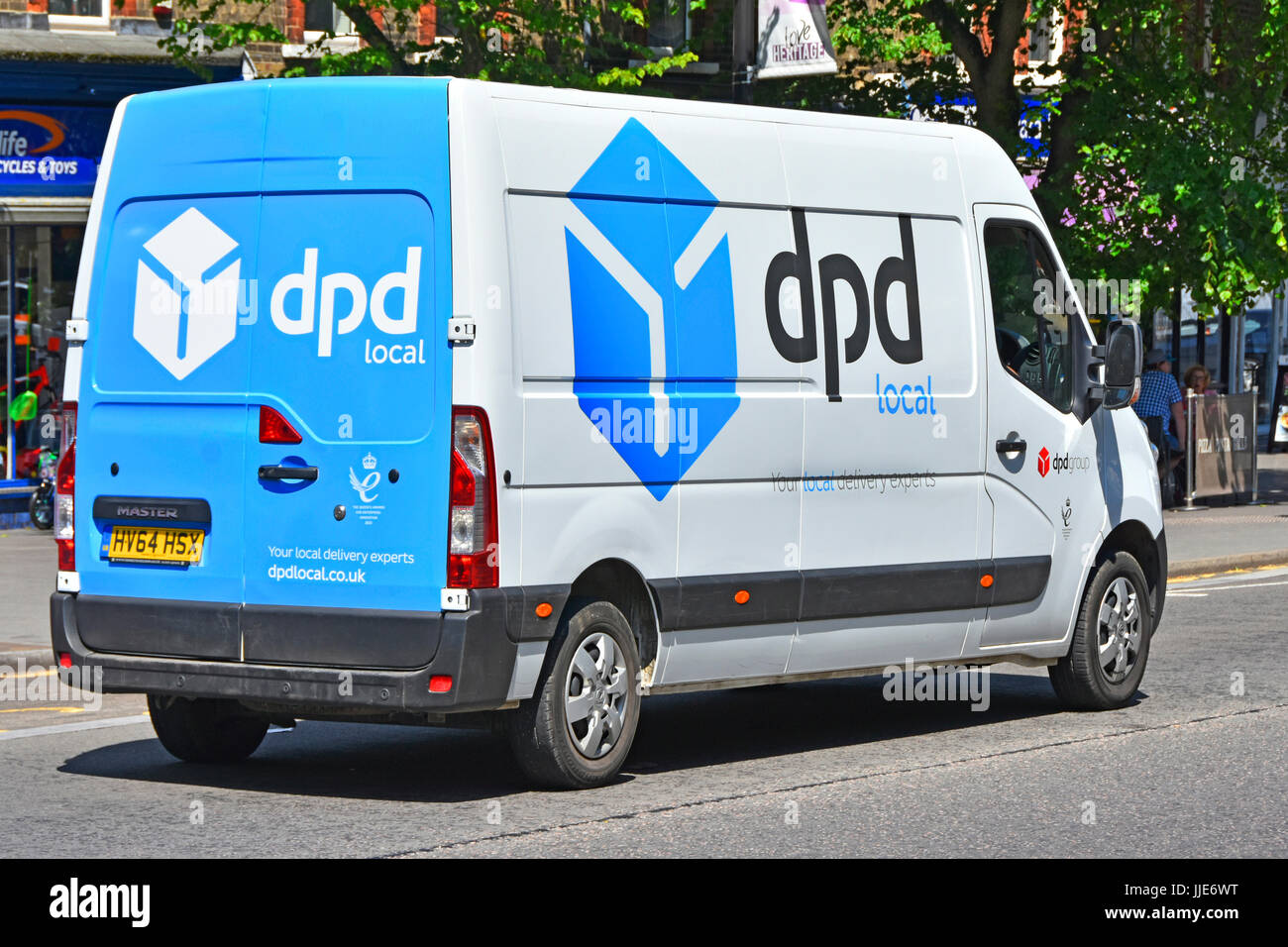 Paket Lieferung UK von DPD Dynamic Parcel Distribution Firma im Besitz von GeoPost Tochter der französischen La Poste mit neuen blauen van lokale in Brentwood UK Stockfoto