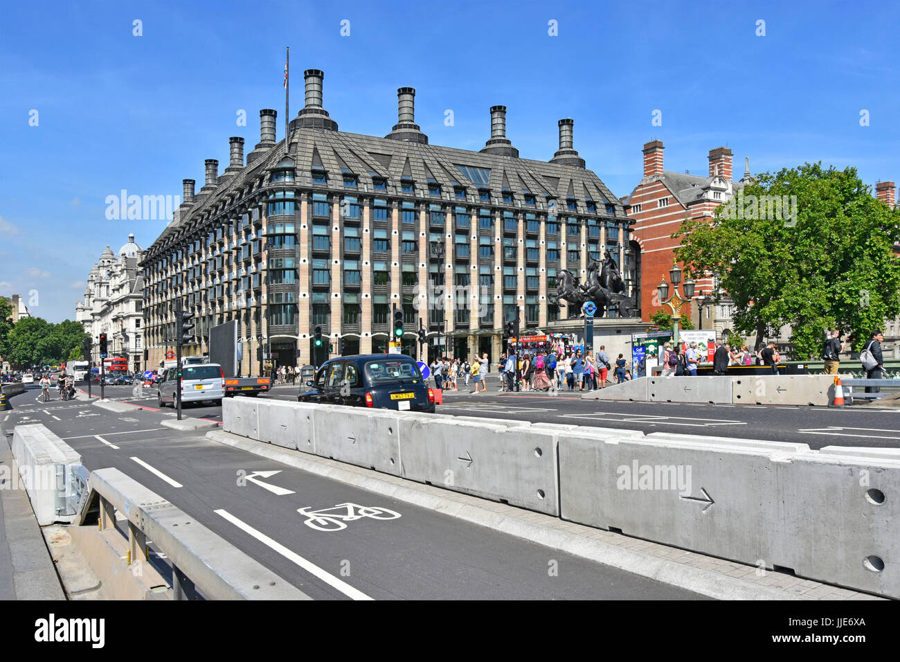 Westminster Bridge Stahl & konkrete Leitplanke Neuware statt nach Fußgänger Tötungen auf Bürgersteig Portcullis House über London UK Stockfoto