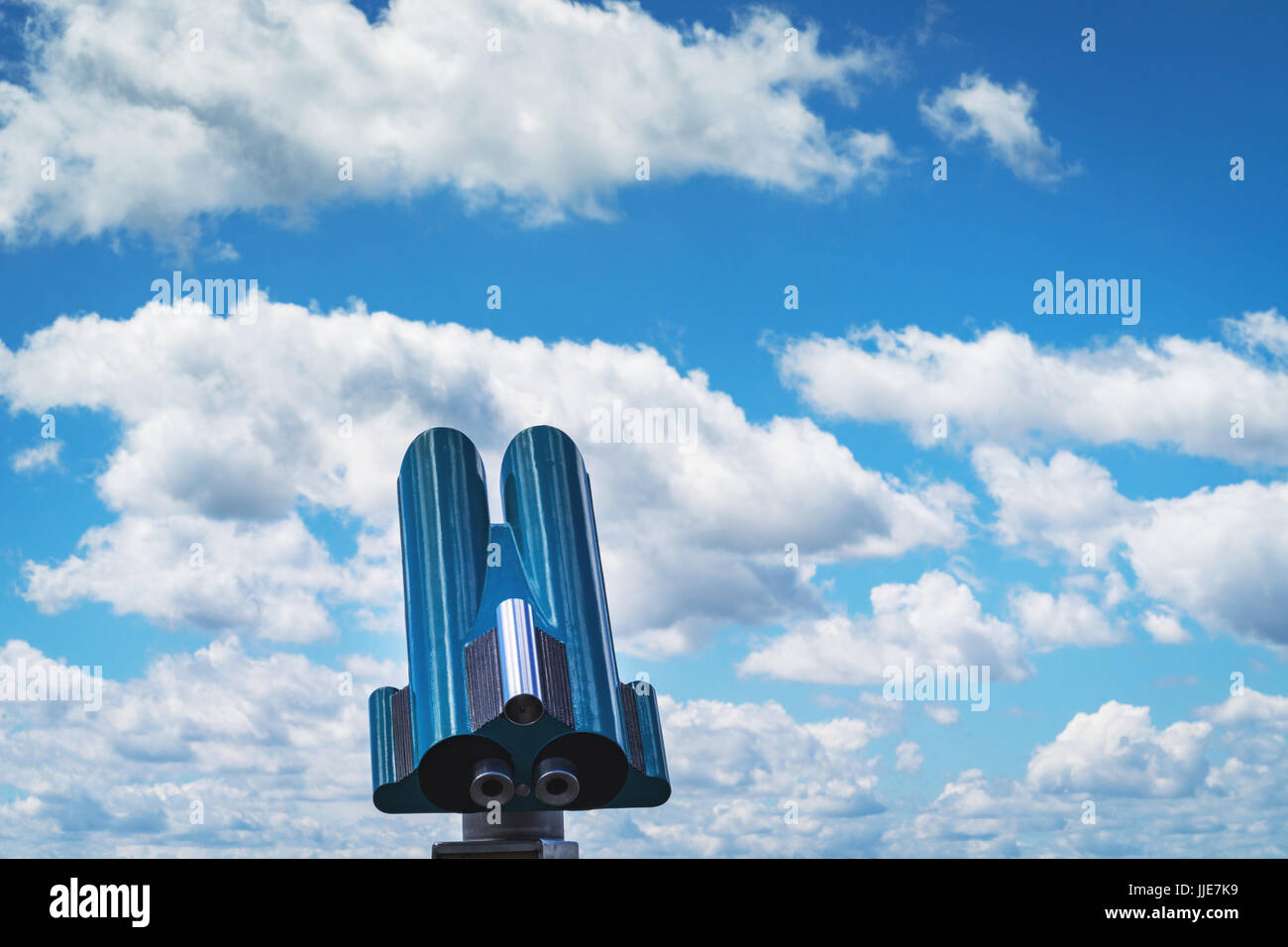 Ein modernes blue Teleskop im Hafen von Meersburg am Bodensee, Deutschland Stockfoto