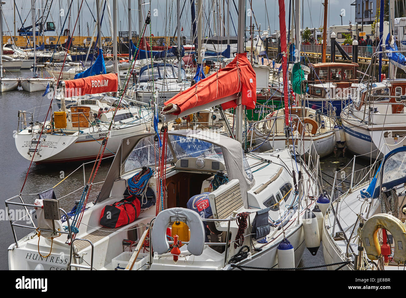 Yachten im Hafen von Galway, in der Grafschaft Galway, an der Westküste von Irland. Stockfoto