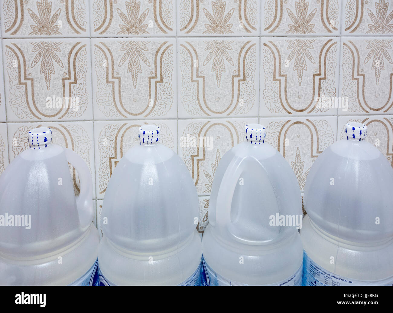 Fünf-Liter-Flaschen mit Trinkwasser auf Tisch im Haus auf Gran Canaria, Kanarische Inseln, Spanien Stockfoto