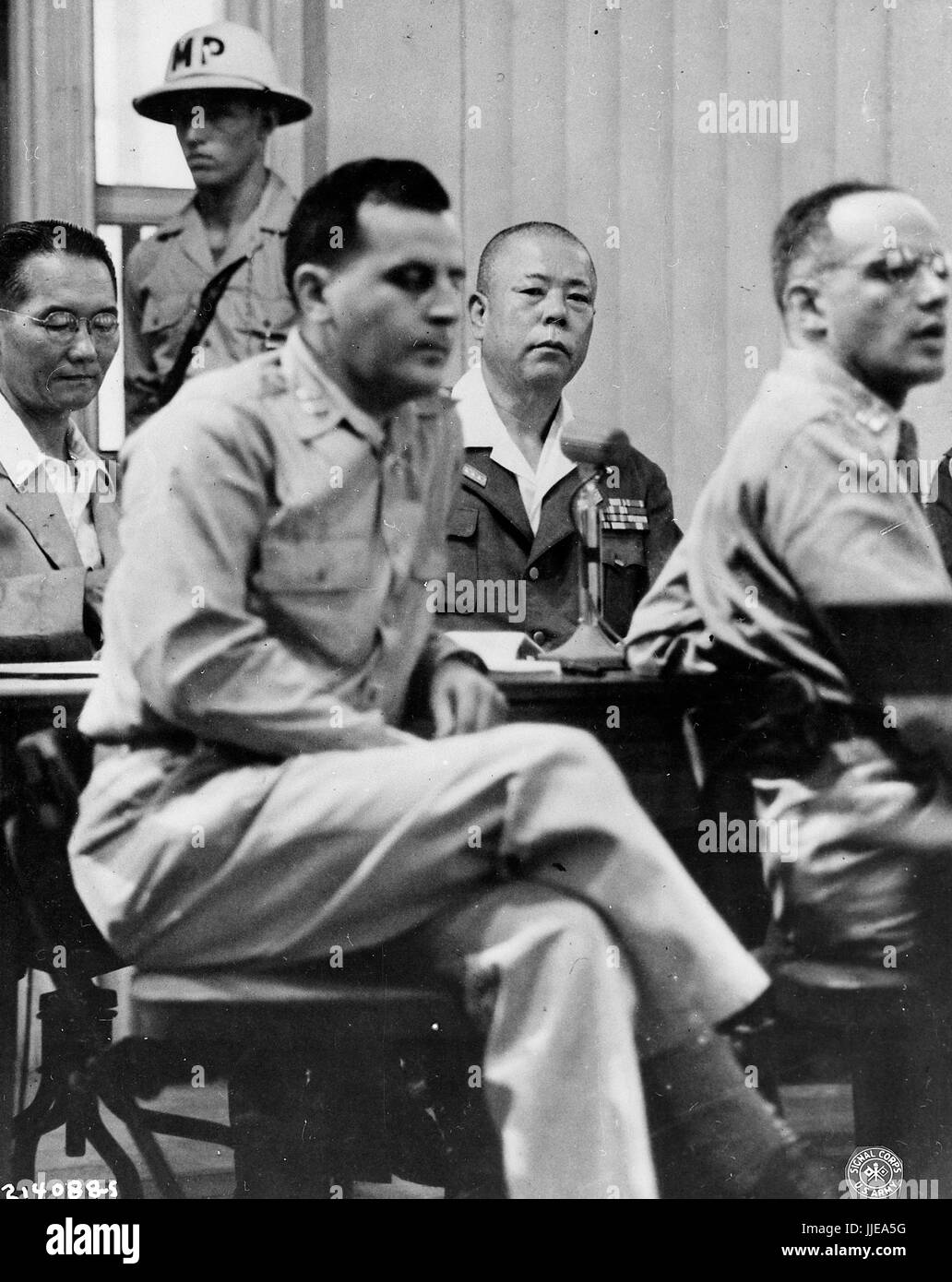 TOMOYUKI YAMASHITA (1885-1946) japanischer General (zweiter von rechts) auf dem Prüfstand in Manila im Jahr 1945 für Kriegsverbrechen. Er wurde am 23. Februar 1946 hingerichtet. Stockfoto