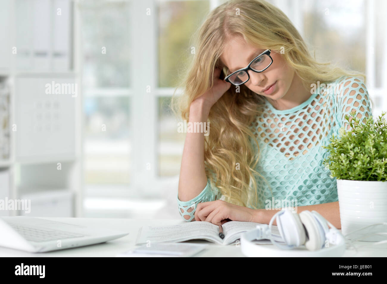 Cute Teen Mädchen Hausaufgaben Stockfoto