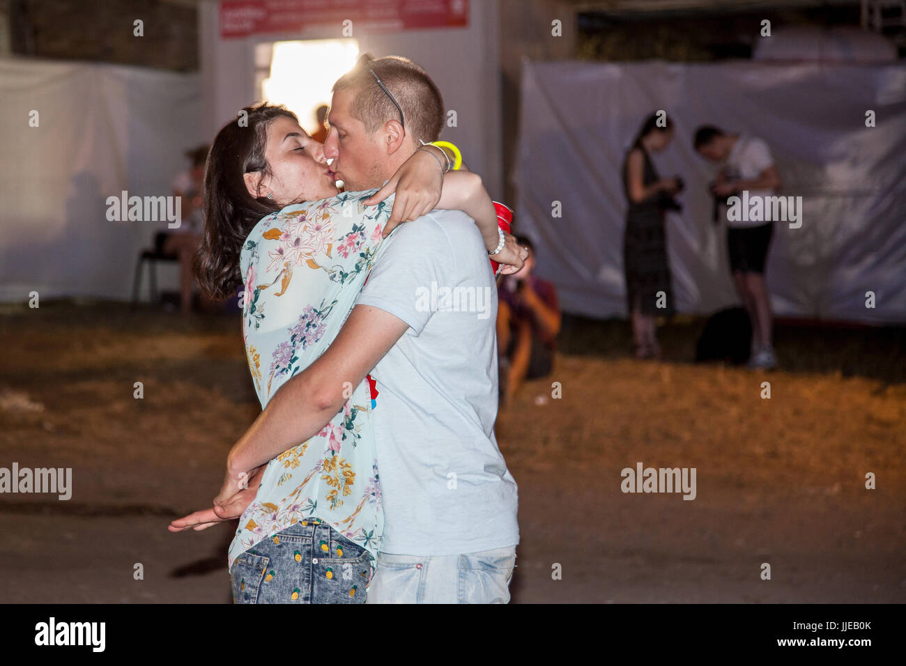 NOVI SAD, Serbien - 6. Juli 2017: Menschen küssen während der 2017 Ausgabe von Exit Festival in Novi Sad, Serbien. Exit-Festival ist eines der größten Stockfoto