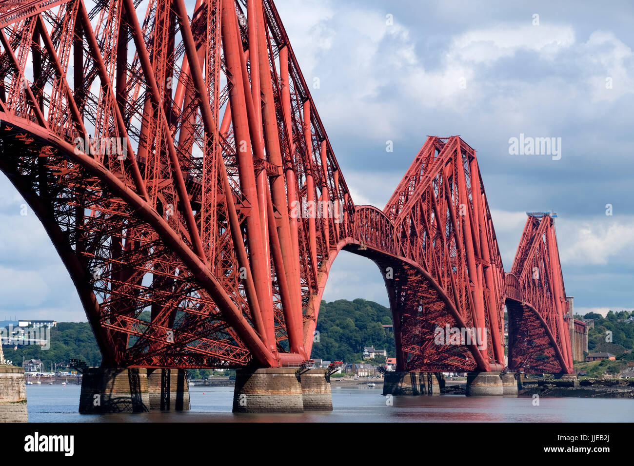 Ansicht des historischen her Eisenbahnbrücke aus South Queensferry in Schottland, Vereinigtes Königreich. Stockfoto