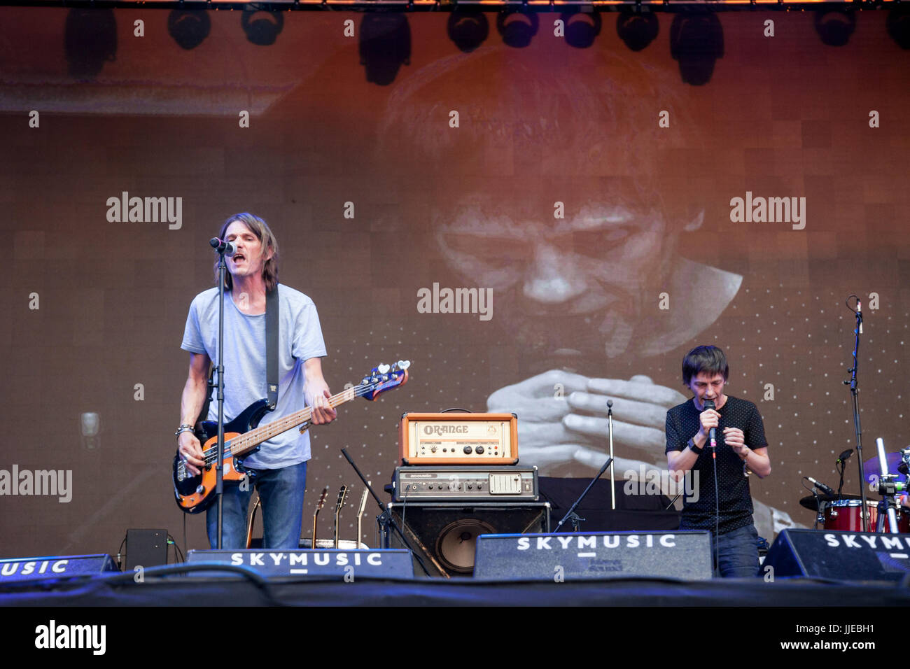 NOVI SAD, Serbien - 7. Juli 2017: Branislav Babic und seine Band, Obojeni Programm, auf der Bühne während der 2017 Ausgabe von Exit Festival durchführen. Obojeni p Stockfoto