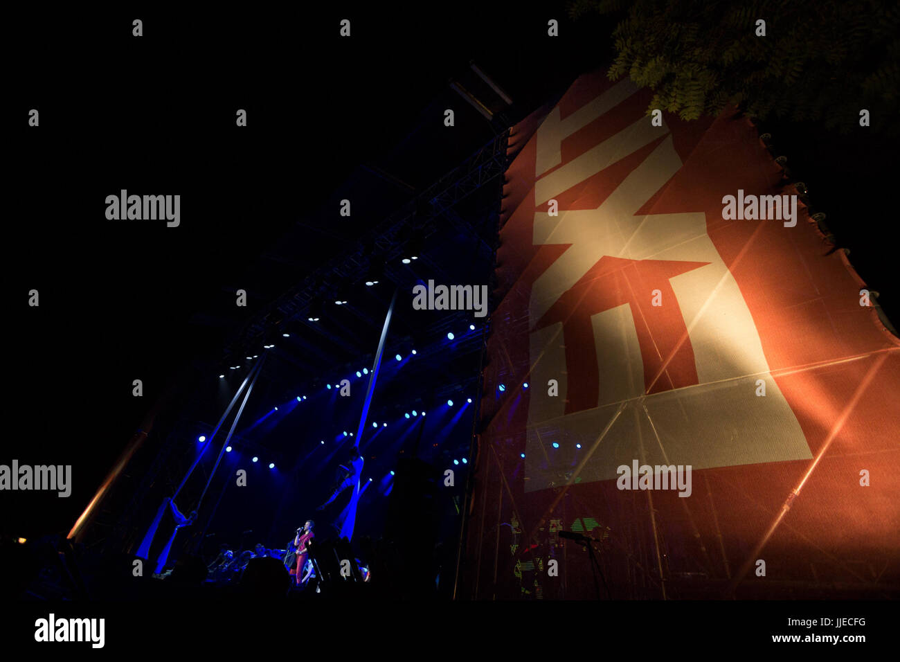 NOVI SAD, Serbien - 6. Juli 2017: Hauptbühne des the2017 das Exit Festival mit seinem Logo auf Vordergrund in Novi Sad, Serbien. Exit-Festival ist Stockfoto