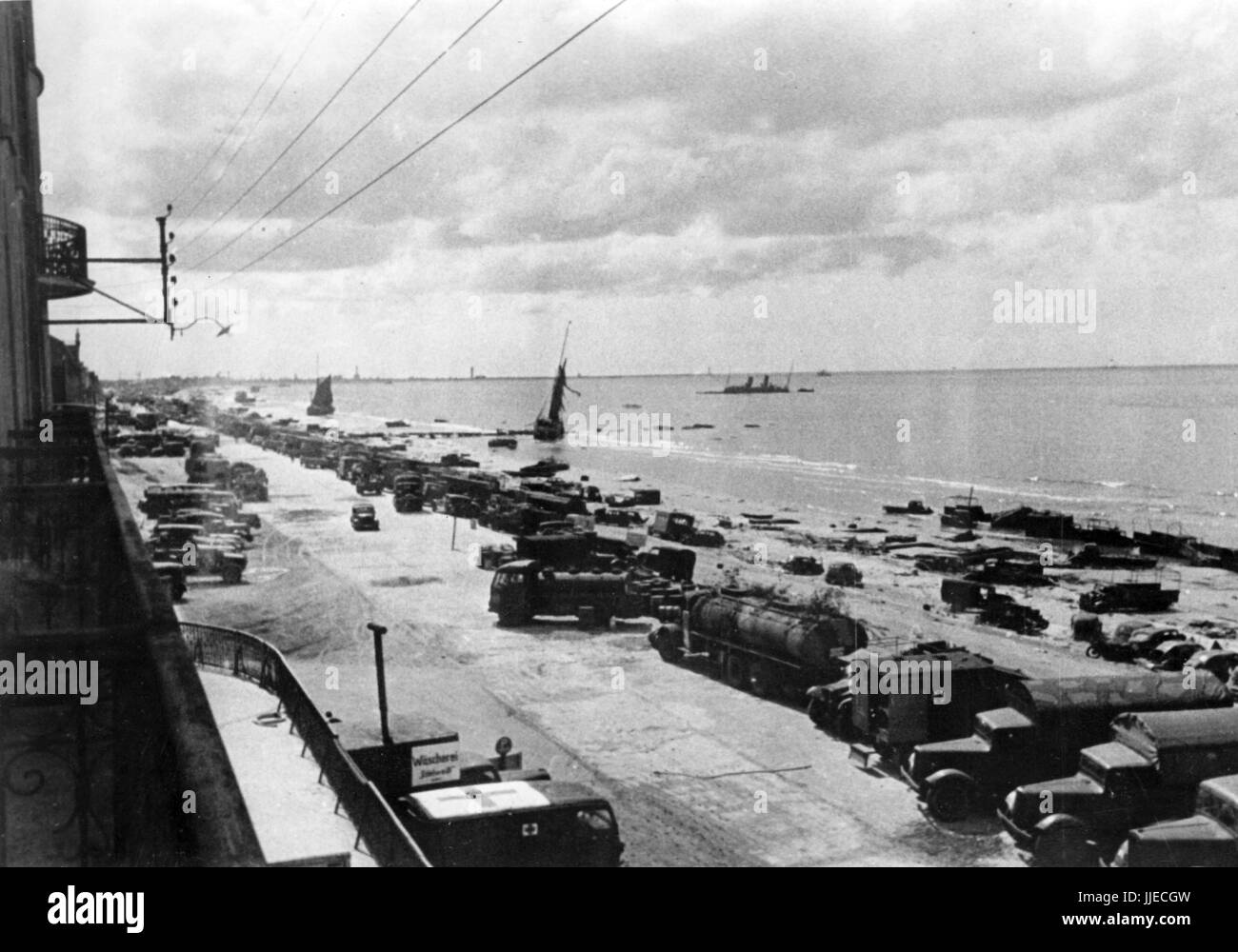 Das Bild der nationalsozialistischen Propaganda zeigt britische Fahrzeuge in Dünkirchen (Dunkerque), Frankreich, nach der britischen Evakuierung und Belagerung der Stadt durch die deutsche Wehrmacht, die im Juli 1940 fotografiert wurde. Ein Nazi-Staatsreporter hat auf der Rückseite des Films auf 02.07.1940 geschrieben: "Nach der Belagerung von Dünkirchen. In acht Stunden täglich haben Männer der Organisation Todt Auto für Auto weggefahren, das von der englischen Armee zurückgelassen wurde. Dennoch säumen Tausende von ihnen die Küste Nordfrankreichs." Fotoarchiv für Zeitgeschichte - KEIN TELEGRAMM? | weltweite Verwendung Stockfoto