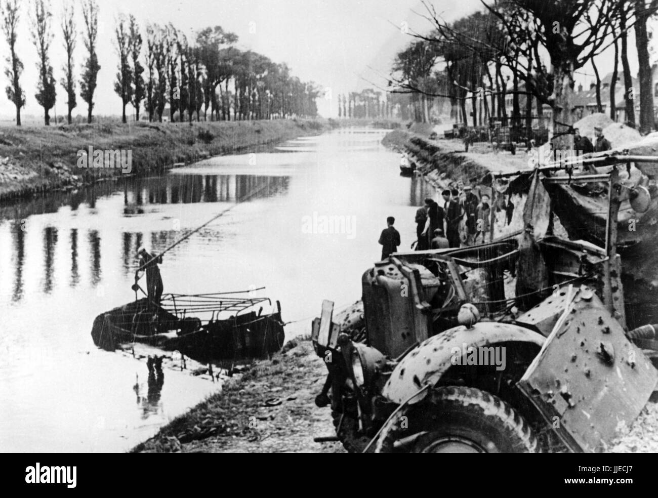 Die NS-Propaganda-Bild zeigt zerstörten alliierte Militärfahrzeuge ...