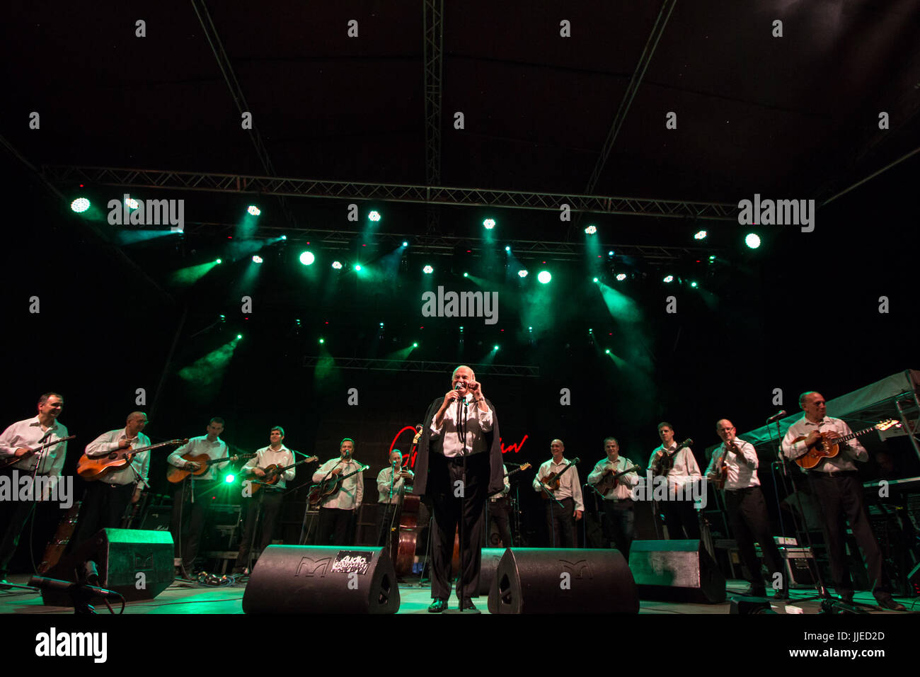 NOVI SAD, Serbien - 7. Juli 2017: Zvonko Bogdan und seiner Band auf der Bühne während der 2017 Ausgabe von Exit Festival durchführen. Zvonko Bogdan ist ein Serbisch Stockfoto