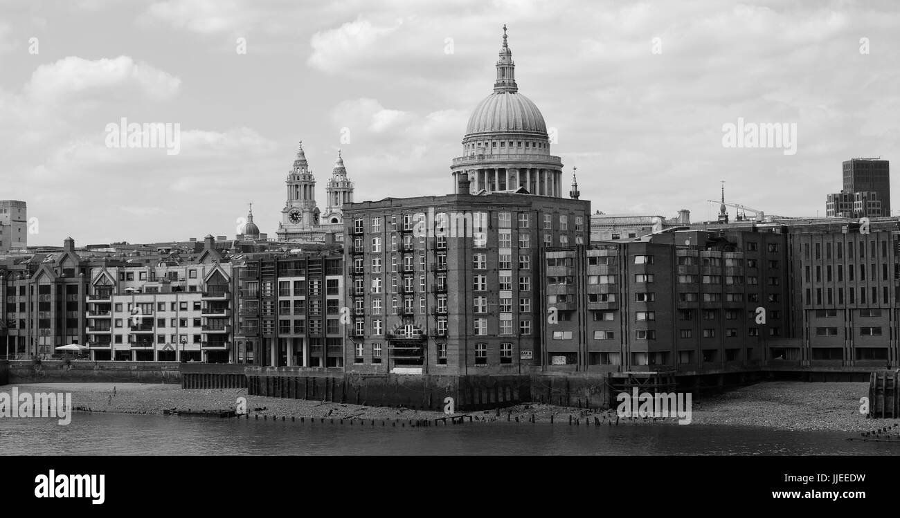 Blick auf die Themse und die St. Pauls Kathedrale von Southwark Bridge Stockfoto