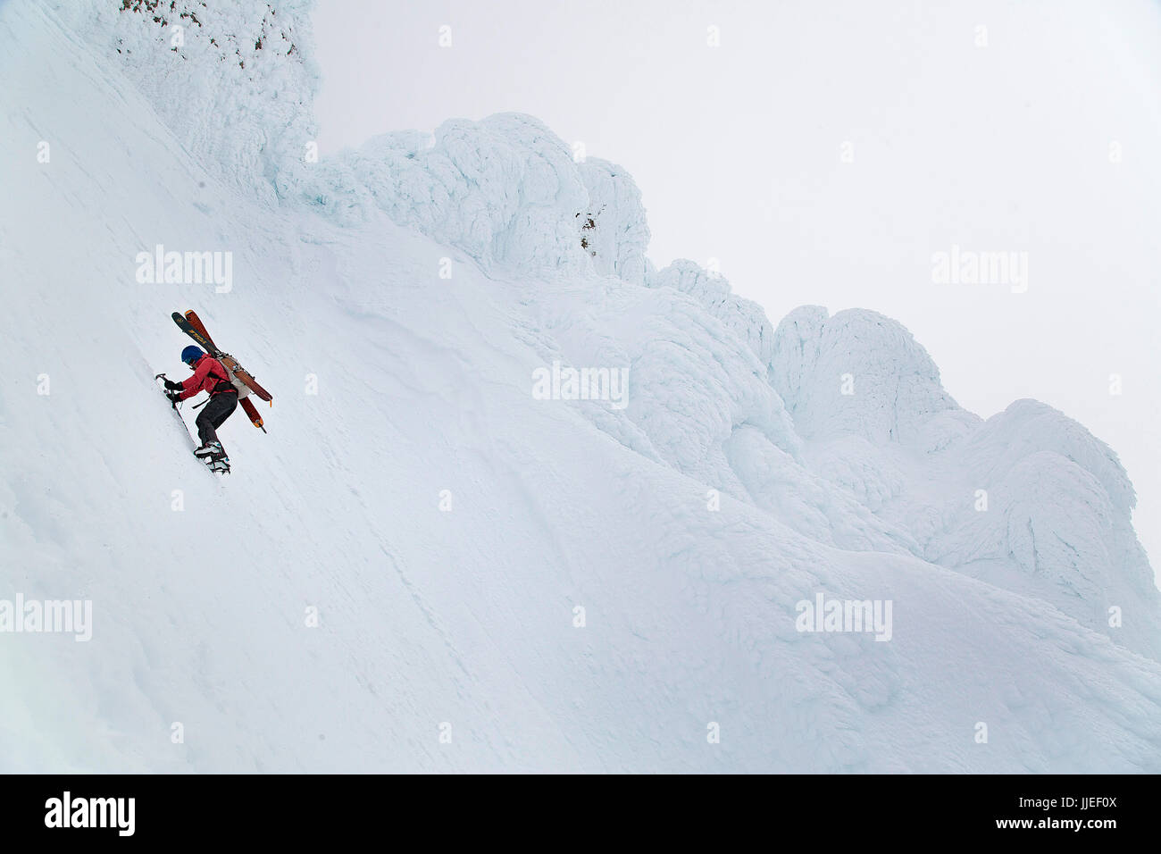 Ein Skibergsteiger aufsteigend Mount Hood, Oregon, Vereinigte Staaten von Amerika. Stockfoto