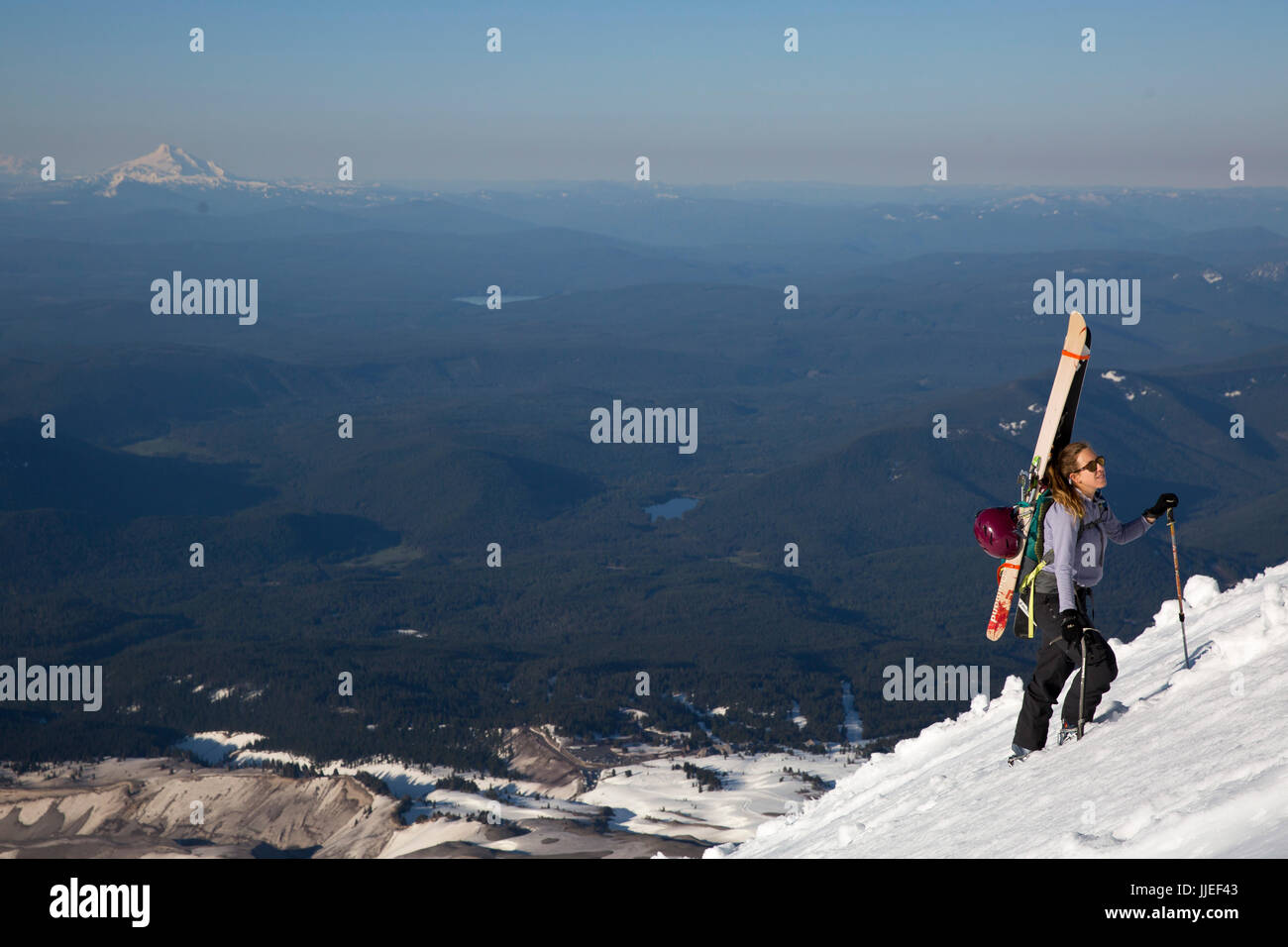 Ein Ski-Bergsteiger aufsteigenden Mount Hood, Oregon, Vereinigte Staaten. Stockfoto