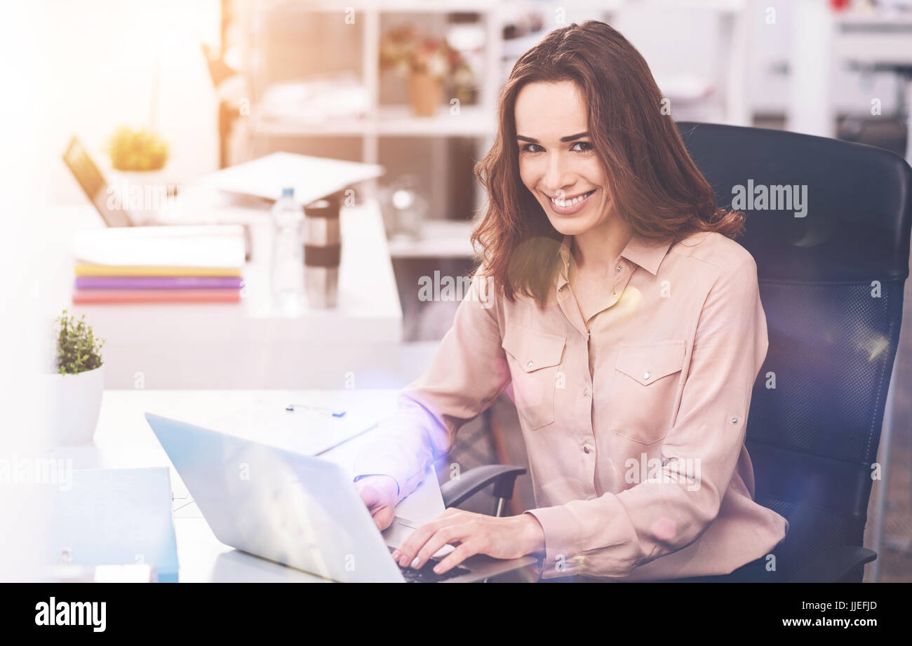 Lebendige wunderschöne Büroangestellten Tippen auf ihrem laptop Stockfoto