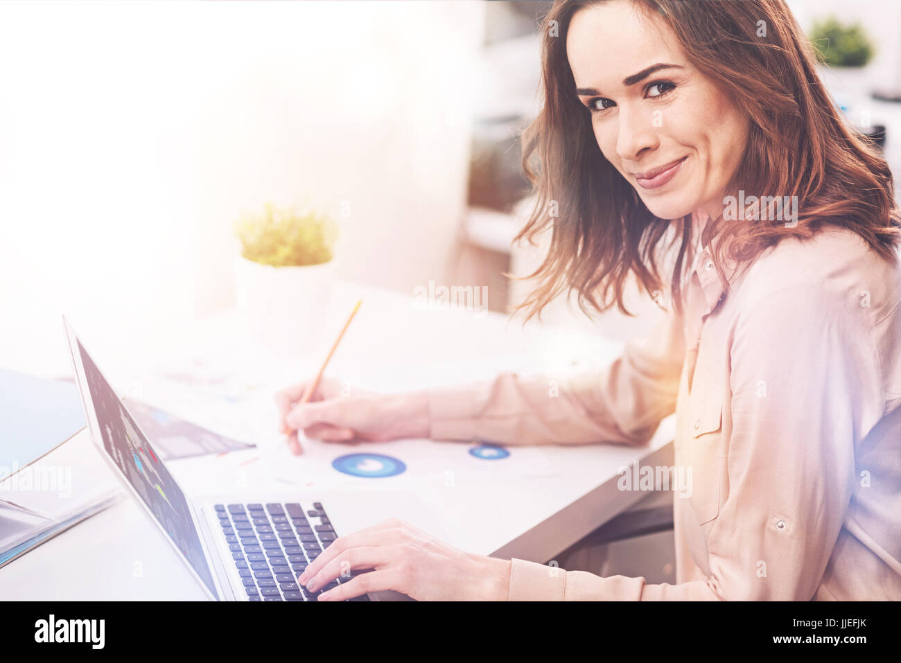 Fleißige junge Dame eine Recherche Stockfoto