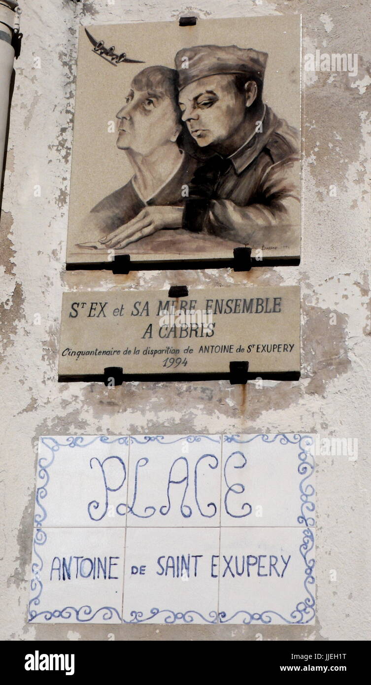 AJAXNETPHOTO. CABRIS, FRANKREICH. -HOMMAGE AN SAINT-EXPURY - 50. JAHRESTAG PLAQUE IN DER COTE D ' AZUR DORF GEWIDMET BERÜHMTEN FRANZÖSISCHEN SCHRIFTSTELLERS ANTOINE MARIE JEAN-BAPTISTE ROGER, COMTE DE SAINT-EXPURY, UND SEINE MUTTER, ERRICHTET IM JAHR 1994. ST. EXPURY, AUTOR DES KLEINEN PRINZEN AUF EINEM AUFKLÄRUNGSFLUGZEUG FLUG ÜBER DAS MITTELMEER IN 1944 VERSCHWUNDEN. FOTO; CAROLINE BEAUMONT/AJAX REF: P1080444 1 Stockfoto