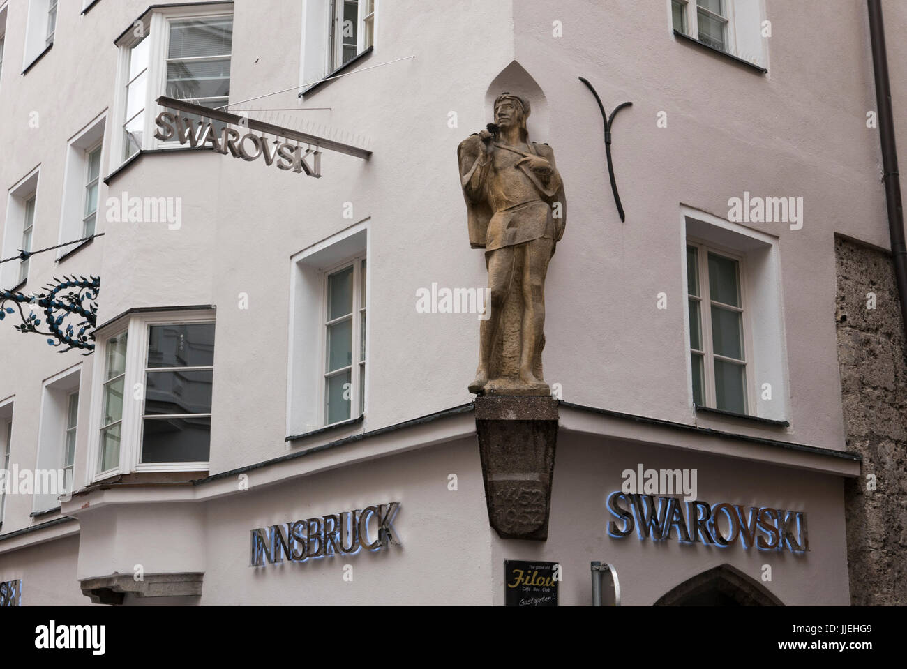 Eine männliche Statue an der Außenwand des Swarovski Shop in der Altstadt,  Innsbruck, Österreich Stockfotografie - Alamy
