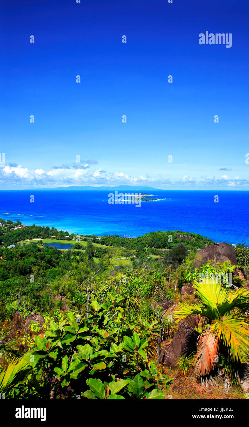 Cousin und Insel Cousine gesehen von Insel Praslin Insel. Insel Mahé im Hintergrund. Republik der Seychellen. Stockfoto