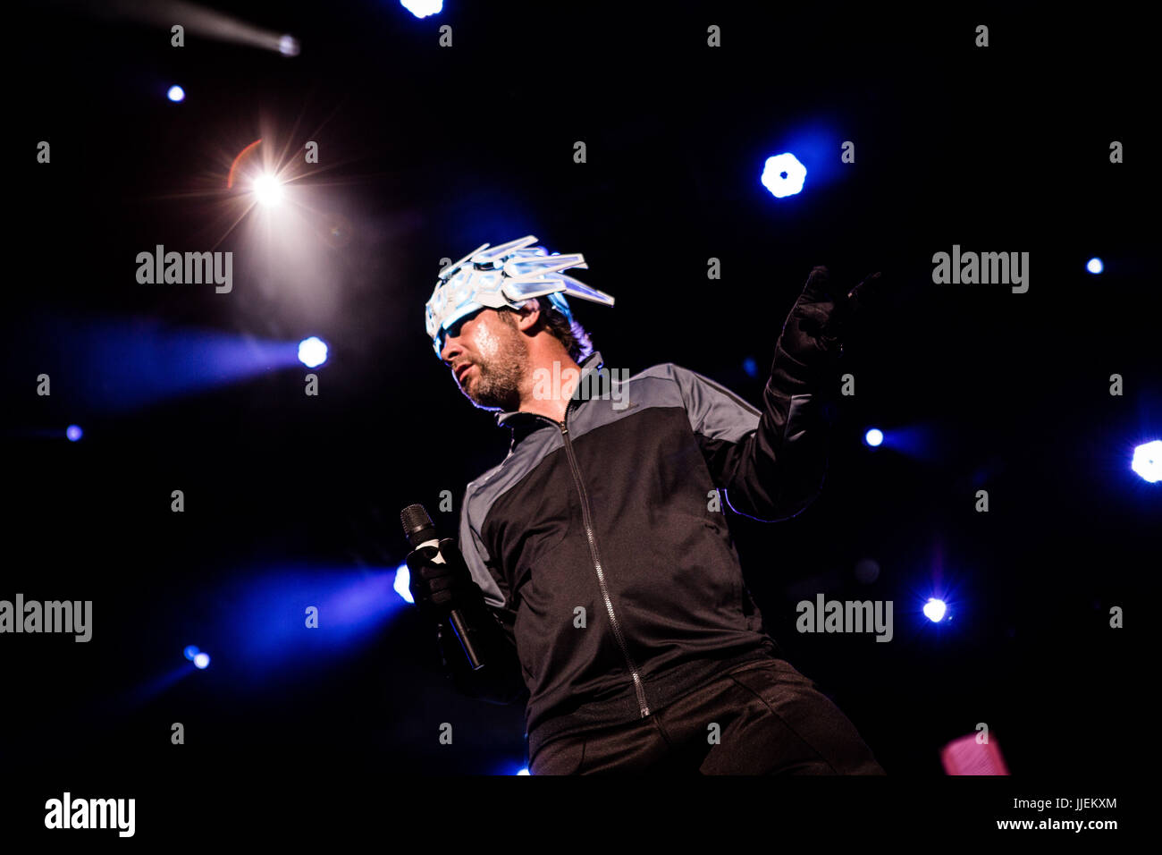 Locarno, Schweiz. 18. Juli 2017. Jay Kay der englischen Acid jazz Band Jamiroquai im Bild auf der Bühne, während sie bei Moon & Stars Festival 2017 in Locarno Schweiz durchführen. Bildnachweis: Roberto Finizio/Pacific Press/Alamy Live-Nachrichten Stockfoto