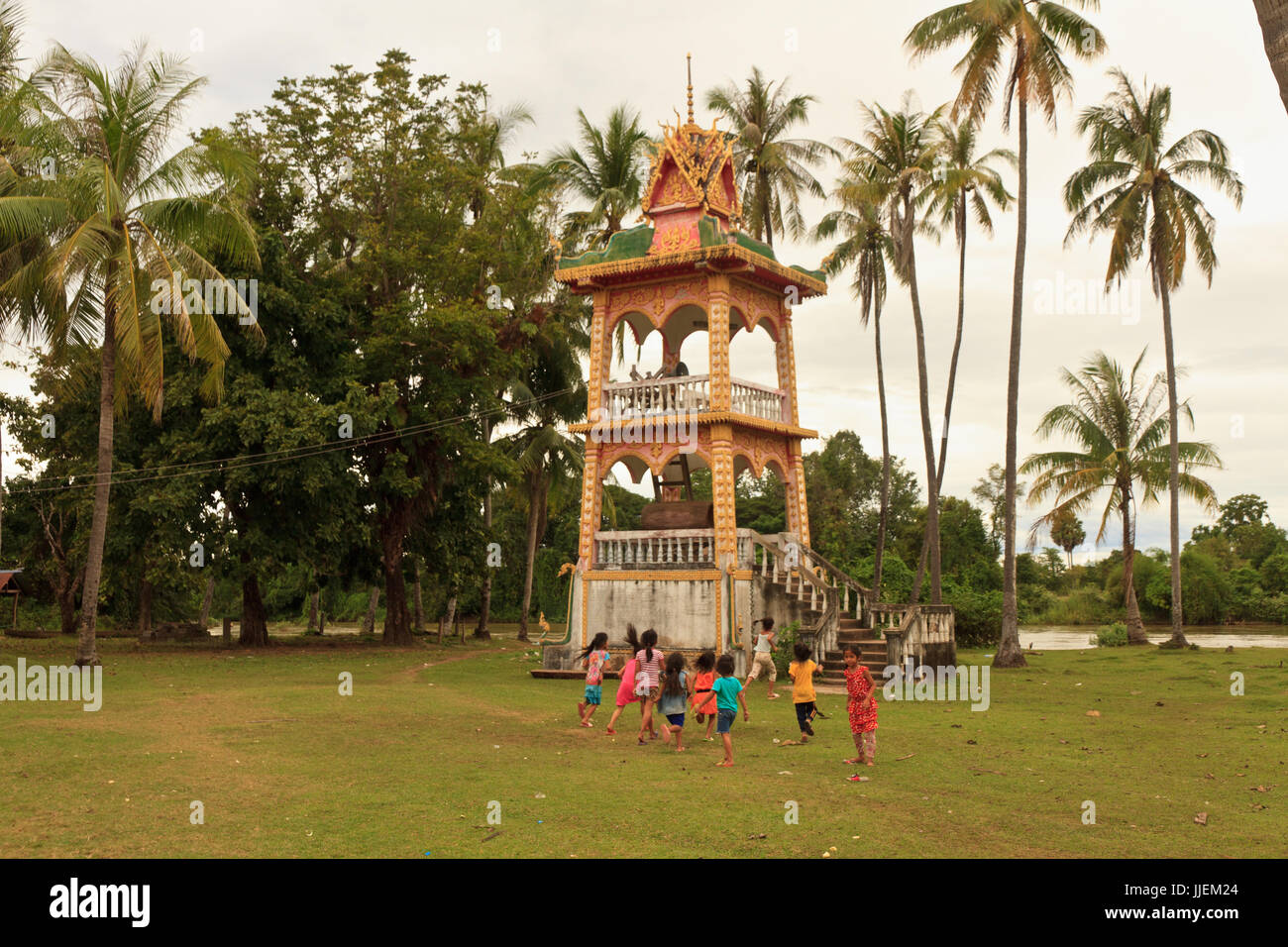 Kinder spielen und laufen in ihrem Dorf in Laos Stockfoto