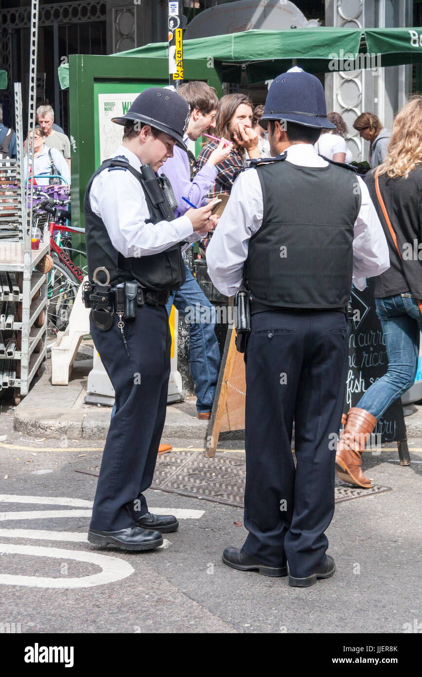 Polizisten im Dienst bei Borough Market, Southwark, London, England, Vereinigtes Königreich Stockfoto