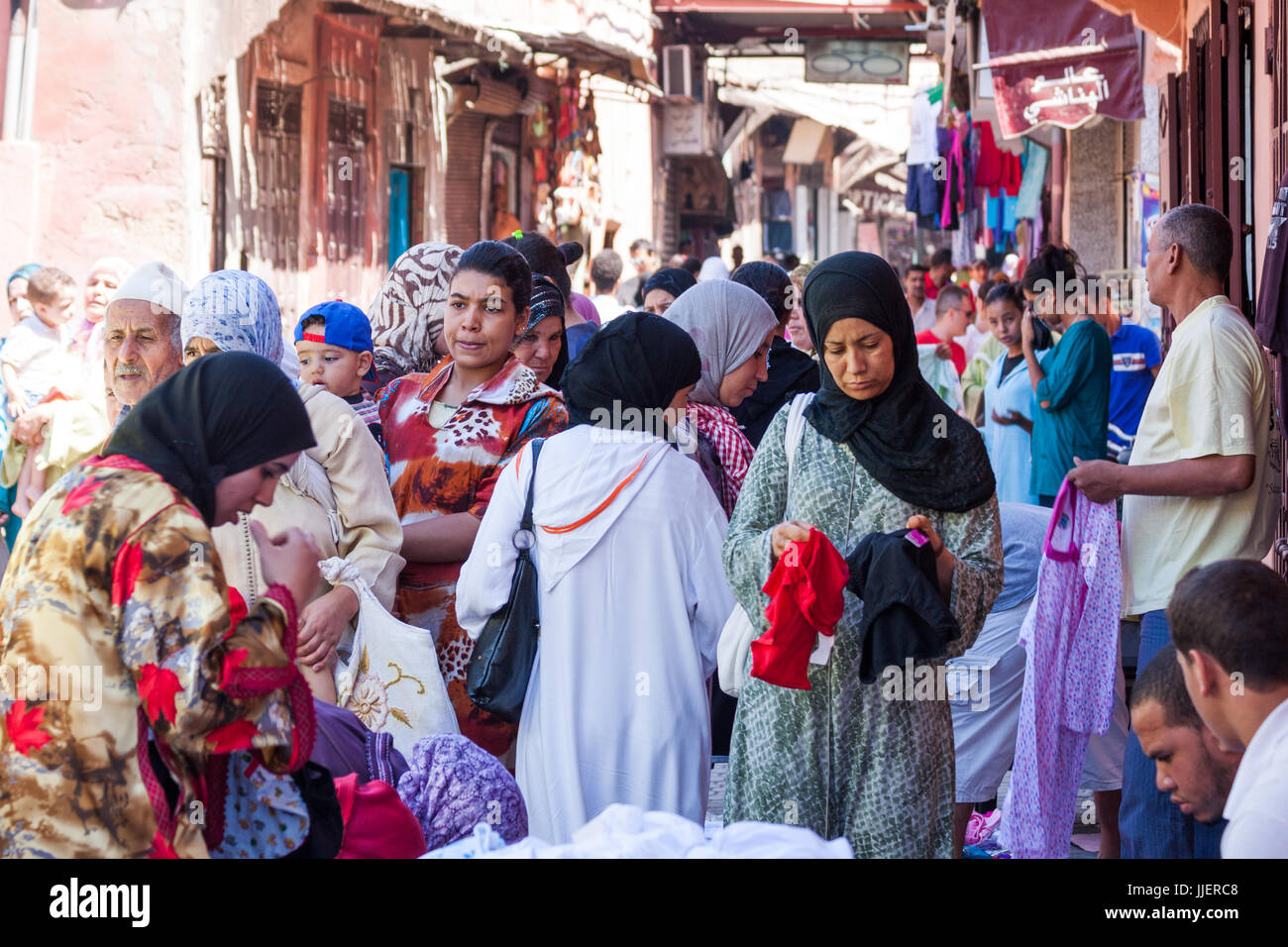 Belebten Straße Marrakesch Marokko Frauen Shoppingmarkt Stockfoto