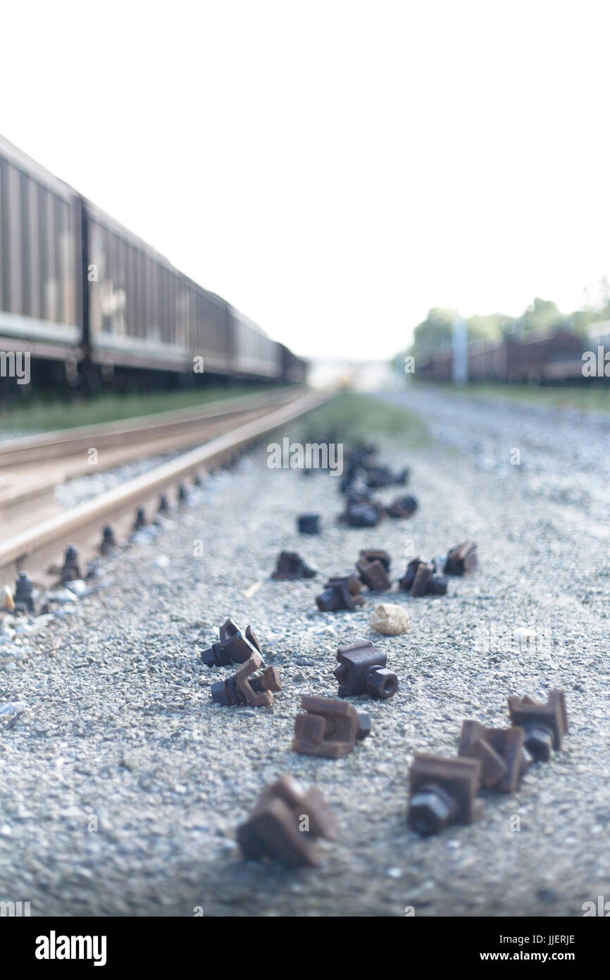 Schließen Sie schmale Schuss eine Eisenbahn Metall Schleusen auf dem Boden in der Nähe ein Güterzug in einem italienischen Fahrzeugdepot in Bologna Stockfoto
