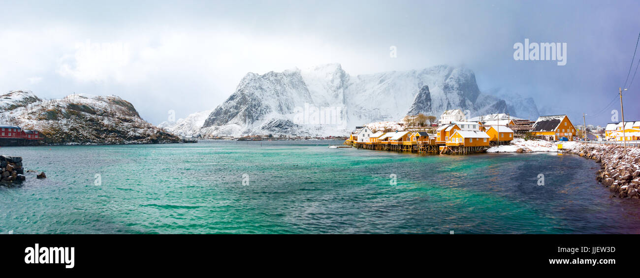 Traditionelle norwegische Fischer Häuser auf der Insel Hamnoy, Reine auf den Lofoten in Nord-Norwegen im Winter. Stockfoto