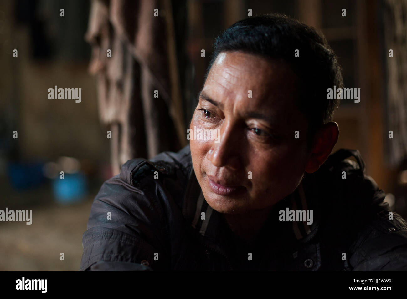 Ein Mann Ist In Gedanken Verloren In Seinem Haus Wahrend Der Nam