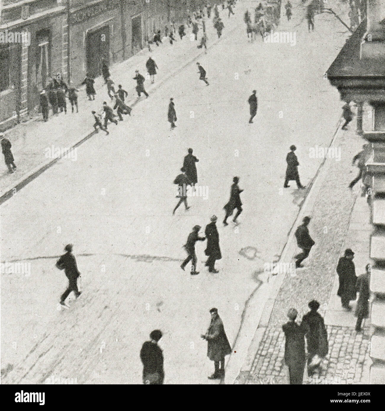 Bürgerkrieg in Berlin, Menschen laufen für Cover, 1919 Stockfoto