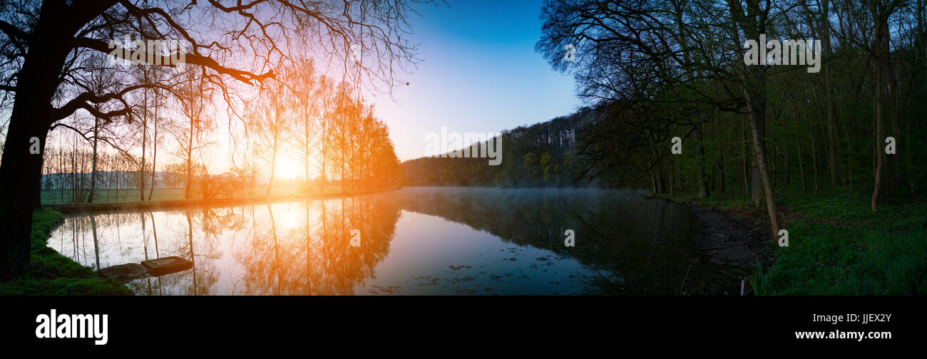 Waldsee bei Sonnenaufgang am frühen Morgen Stockfoto