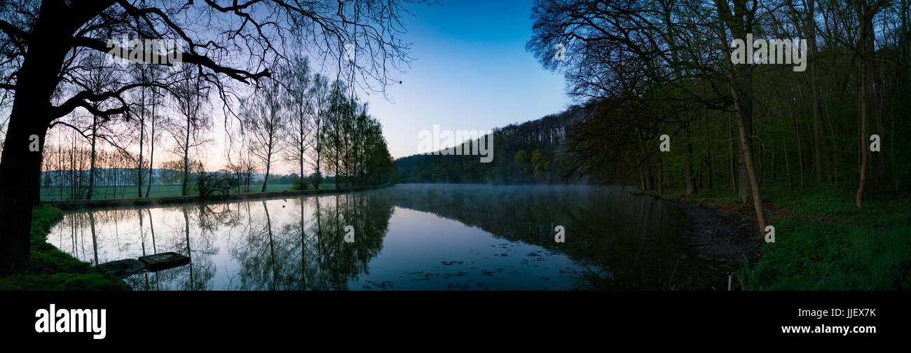 Waldsee bei Sonnenaufgang am frühen Morgen Stockfoto