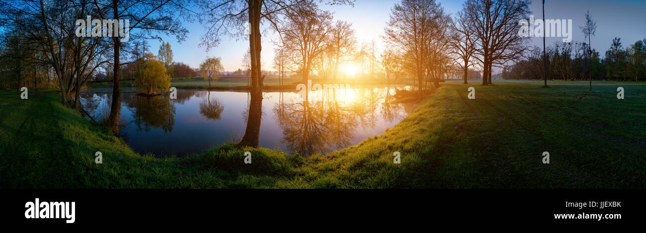 Waldsee bei Sonnenaufgang am frühen Morgen Stockfoto