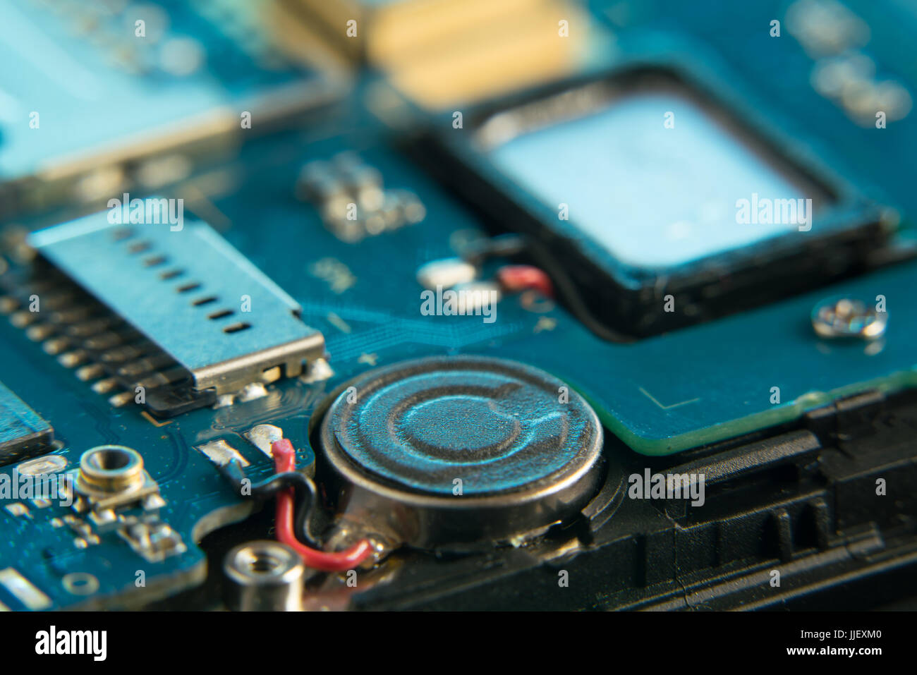 Zerlegten Handy im Service-Center mit internen Komponenten der Kamera und Lautsprecher Stockfoto