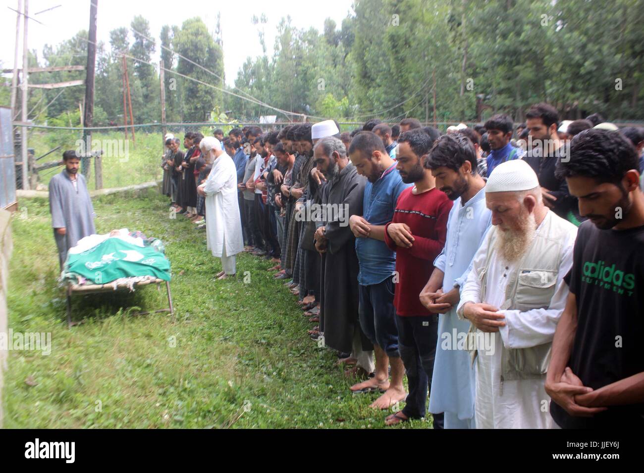 Anantnag, Indien. 19. Juli 2017. Begräbnis-Prozession eines zivilen, Mohammad Abdullah Ganai im Dorf Hassanpora in Bijbehara etwa 40 Kilometer südlich von Kaschmir auf Mittwoch, 19. Juli 2017 die Menschen angeboten. Ganai, erlag seinen Verletzungen am überfliegt Soura Dienstagnachmittag. Ganaie wurde verletzt, nachdem Armee Männer am Montagnachmittag während einer Auseinandersetzung zwischen den Einheimischen und Armee Männer das Feuer angeblich in der Bijbehara Stadt eröffnet. Bildnachweis: Muneeb Ul Islam/Pacific Press/Alamy Live-Nachrichten Stockfoto