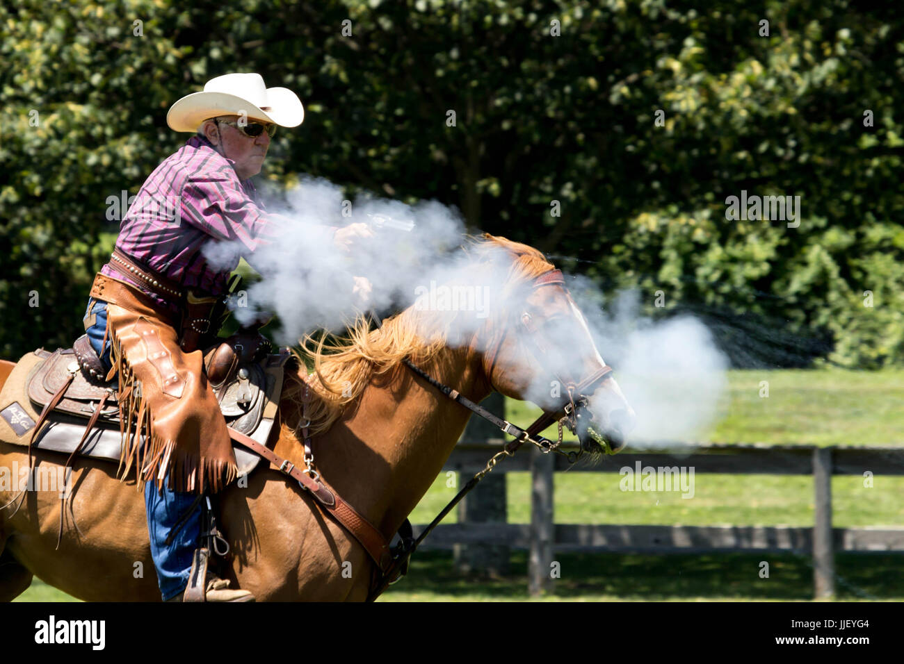 2017 Hudson Valley Gunslingers - Cowboy montiert schießen Stockfoto