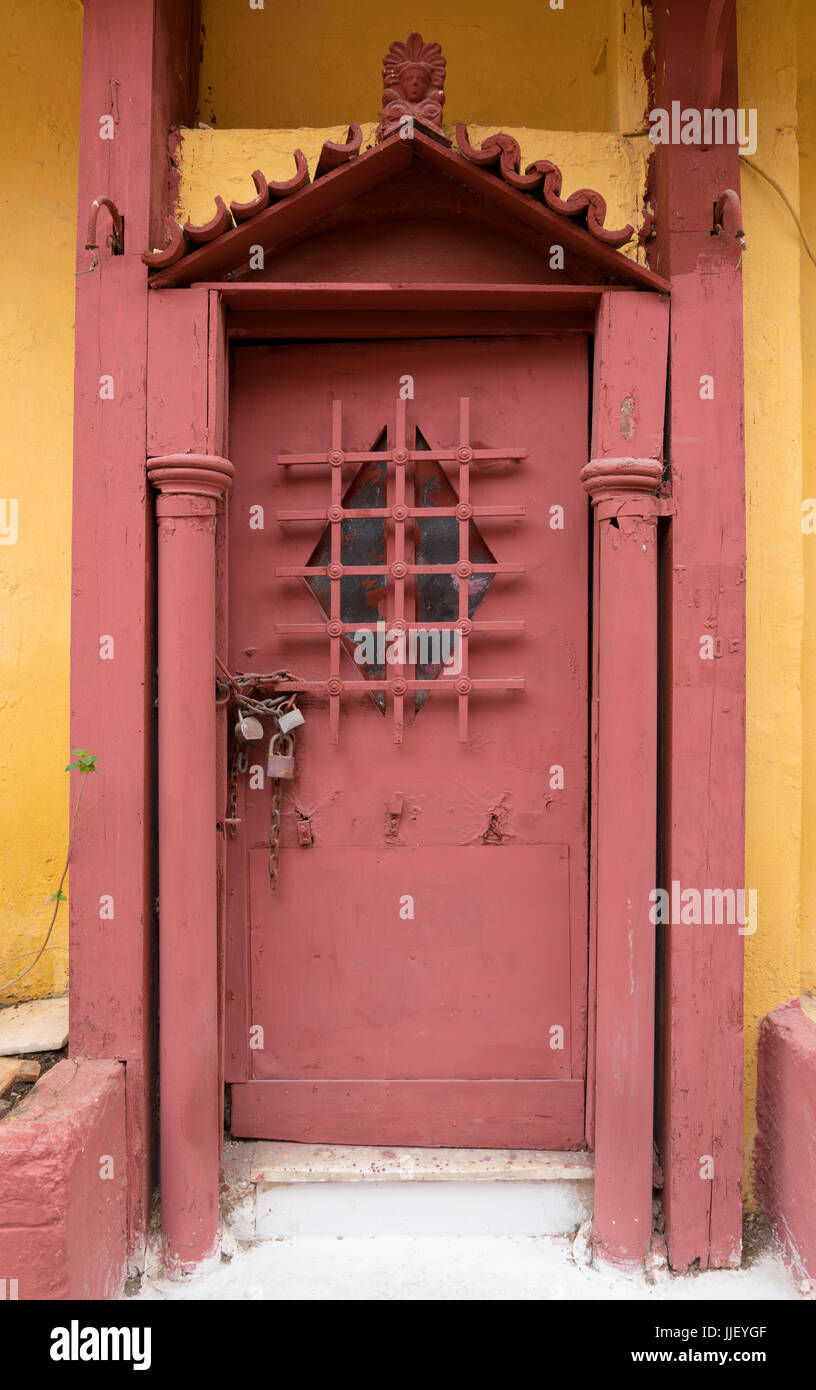Alte geschlossene Tür mit Vorhängeschloss, Sicherheitskonzept Stockfoto