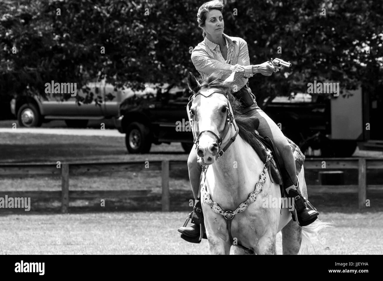 2017 Hudson Valley Gunslingers - Cowboy montiert schießen Stockfoto