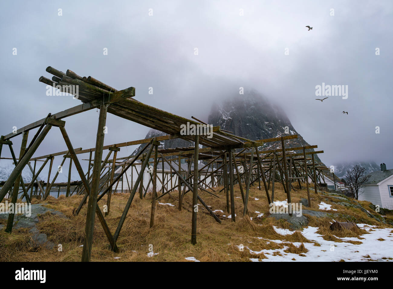 Nebligen Morgen in Norwegen Dorf Stockfoto