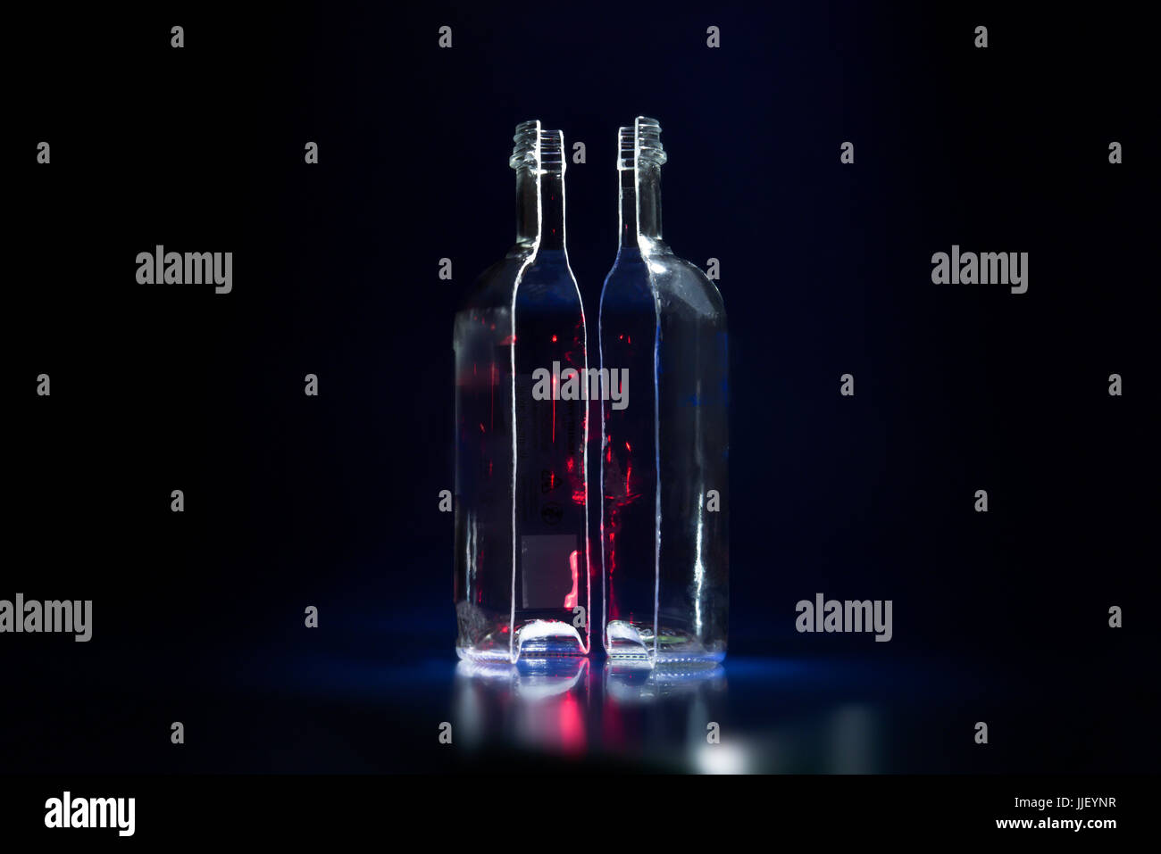 Glasflasche in zwei Hälften geschnitten Stockfoto