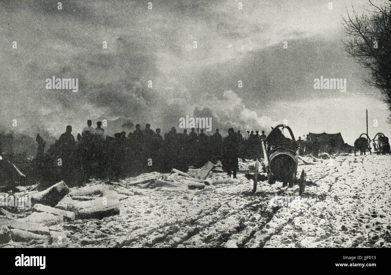 Deutsche Soldaten, die gerade von einem polnischen Dorf brennen Stockfoto