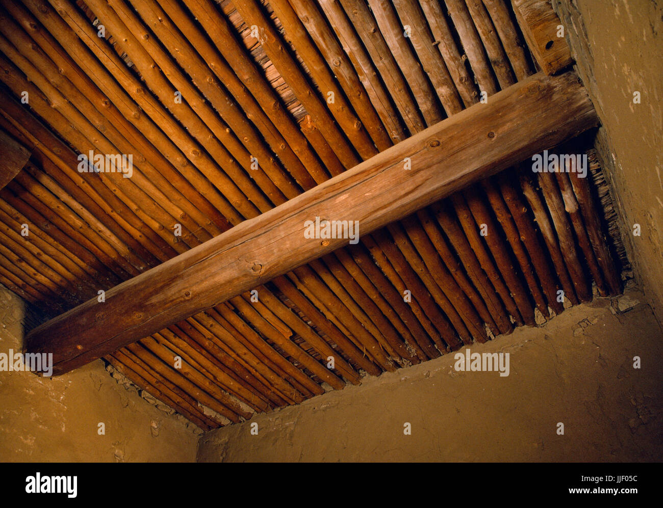 Schlamm-Pflaster und die ursprüngliche Decke um ein Zimmer im Erdgeschoss in der SE Block von Pueblo Bonito mehrstöckigen Anasazi großes Haus, Chaco Canyon in New Mexico. Stockfoto